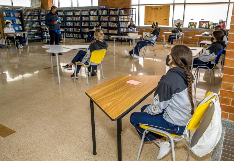 En el San José de las Vegas se adecuaron espacios abiertos, como la biblioteca y cafetería, para las clases. 