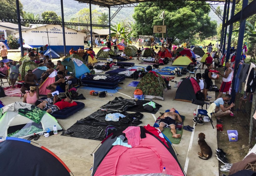 La mayoría de migrantes cubanos se ubicaron en la placa deportiva de la escuela de Puerto Obaldía. FOTO: Julio César Herrera.