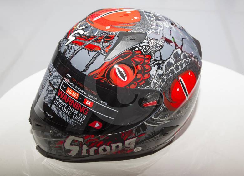 Casco Strong: diseño de lagarto color rojo, gris mate y detalles en pintura metalizada. Con certificado europeo de seguridad ECE. 