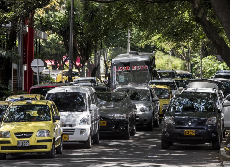 La movilidad de la avenida Jardín es una de las más afectadas. El crecimiento de locales comerciales en la zona sigue atrayendo usuarios que buscan un lugar donde parquear. FOTO Jaime Pérez