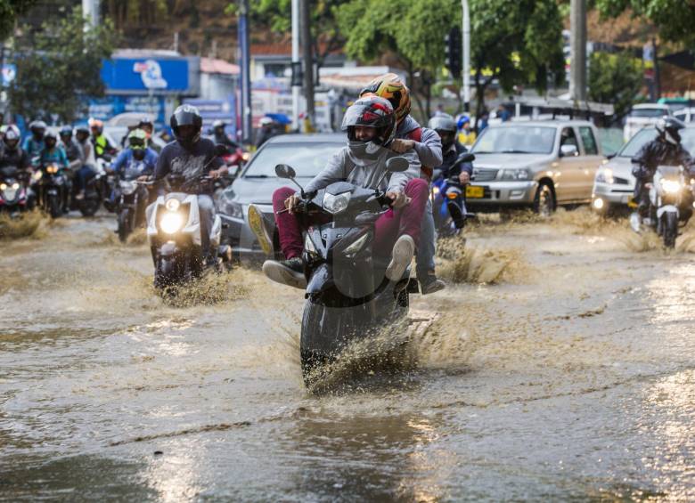 Inundación en Av. Las Vegas generó algunos problemas en la movilidad. FOTO Julio césar Herrera