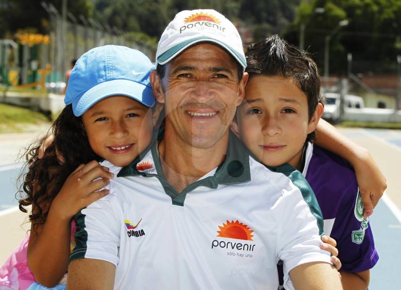 En compañía de sus hijos Emanuel y María Paulina, Colorado disfruta de su gran momento. FOTO JAIME PÉREZ