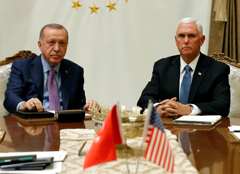 Presidente de Turquía, Recep Tayyip Erdoğan, junto al vicepresidente de Estados Unidos, Mike Pence. FOTO REUTERS