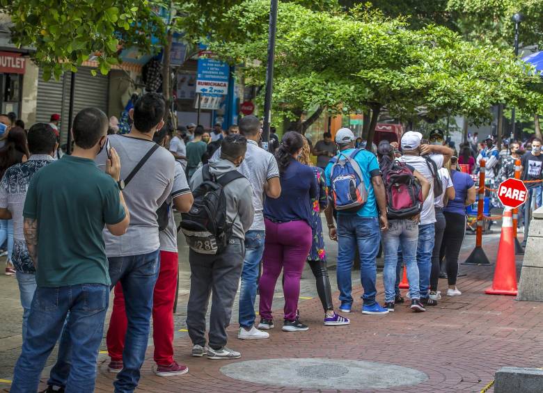 Largas filas de personas para hacer compras en el primer día sin IVA. Pese a que muchos negocios y almacenes implementaron los protocolos de bioseguridad, afuera en la calle el panorama era muy distinto y no había distanciamiento. Fecha de evento: 19/06/2020. Foto: Juan Antonio Sánchez Ocampo 