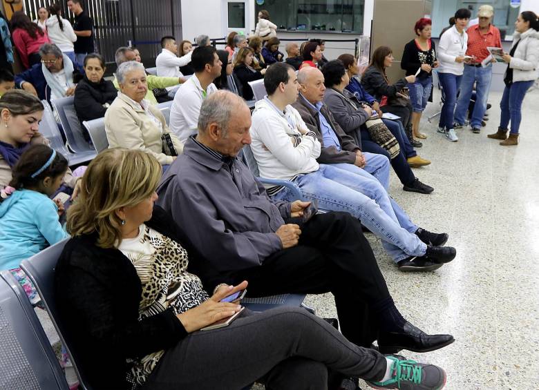 Un momento de la jornada del domingo: las personas que sí realizaron el trámite. Otras se quedaron en la fila. FOTO julio c. herrera