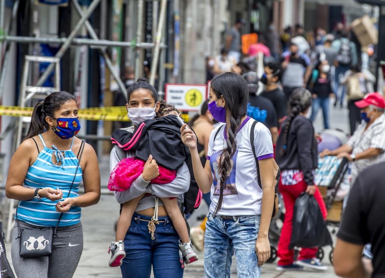 Personas en el centro de Medellín en cuarentena. Foto: Juan Antonio Sánchez Ocampo