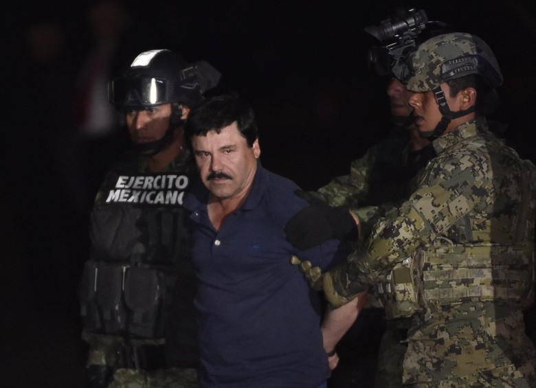 Este es el momento en que trasladan a la cárcel a “El Chapo” Guzmán. FOTO AFP