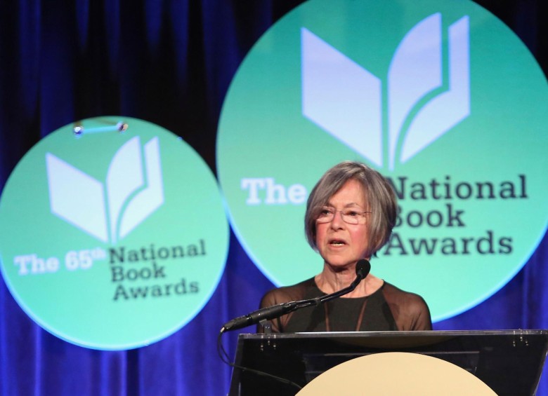 Louise Gluck dando un discurso en el National Book Awards, en Nueva York (2014). FOTO AFP 