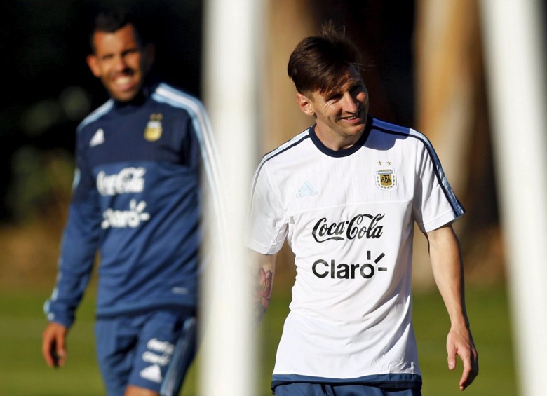 Carlos Tevez defendió este viernes a Lionel Messi de las críticas de la prensa argentina y dijo que “en su lugar tendría ganas de mandar todo al diablo” y no volvería a la selección Albiceleste. FOTO ARCHIVO