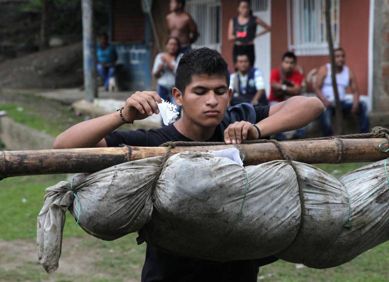 Un joven deja una nota para uno de los fallecidos. FOTO EFE