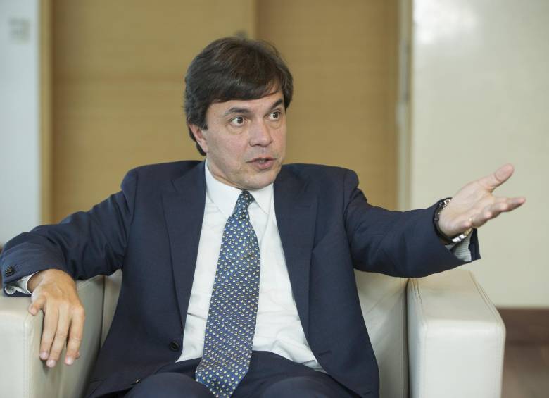 Roberto Vélez V., gerente de la Federación Nacional de Cafeteros, sostiene que lo ideal sería mantener la producción cafetera de Colombia en 14 millones de sacos por año. FOTO Edwin bustamente