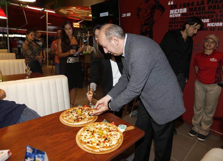El presidente de Nutresa, Carlos Ignacio Gallego, inauguró el primer Papa Johns en Medellín, en el C.C. La Strada. FOTO JUAN A. SÁNCHEZ