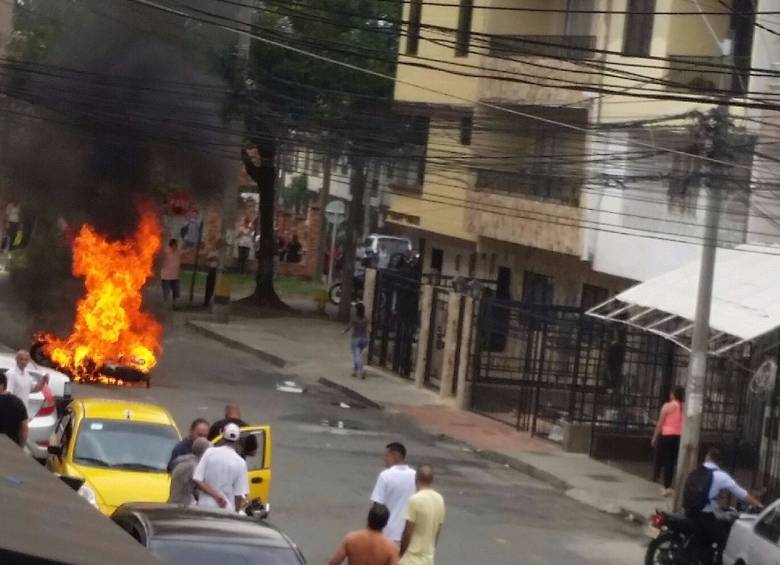 Dos motocicletas, en las que se desplazaban al parecer dos hombres que le cometieron hurto a un sujeto, fueron quemadas en el barrio Cristo Rey. FOTO Cortesía