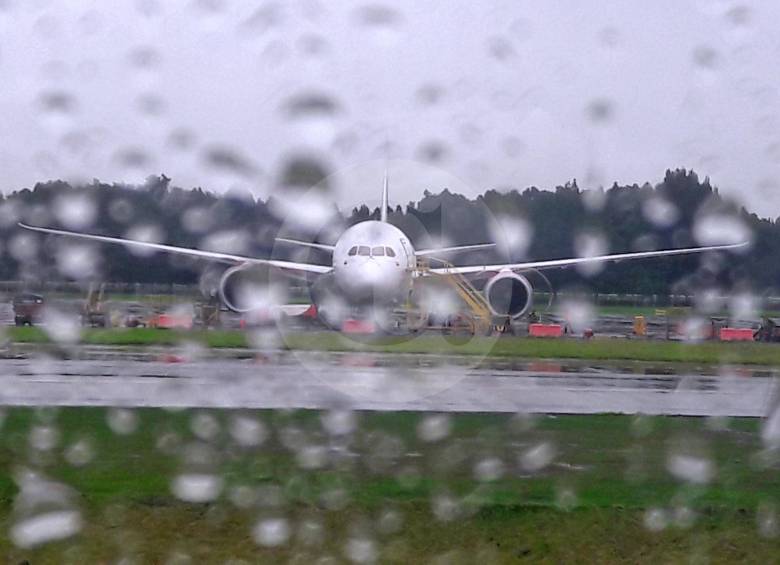 En la terminal aérea Eldorado, de Bogotá, se adelanta un plan de contingencia para mitigar el problema. Avianca advirtió que tiene restricciones en el 80 % de aeropuertos. FOTO Juan A. Sánchez