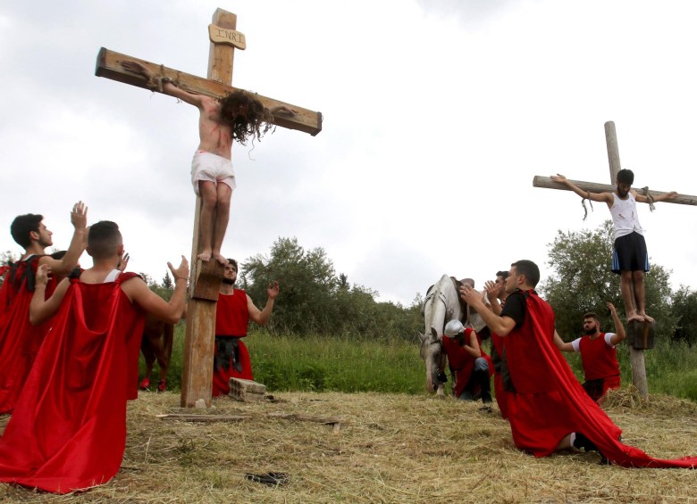 Fieles cristianos en el Líbano protagonizaron la pasión de Cristo. FOTO AFP