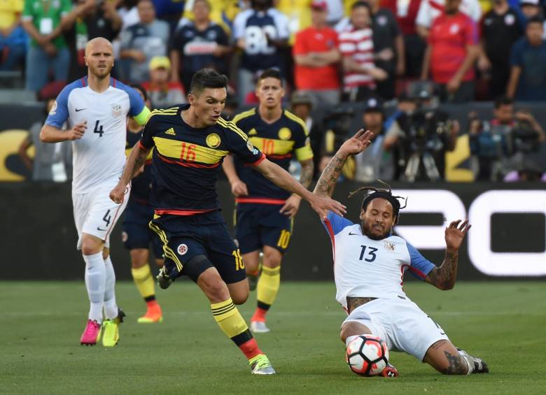 En la imagen Daniel Torres, que tuvo un partido en el que además de fútbol mostró intensidad y fue el hombre que le dio equilibrio a la Selección en su posición de recuperador. FOTO afp