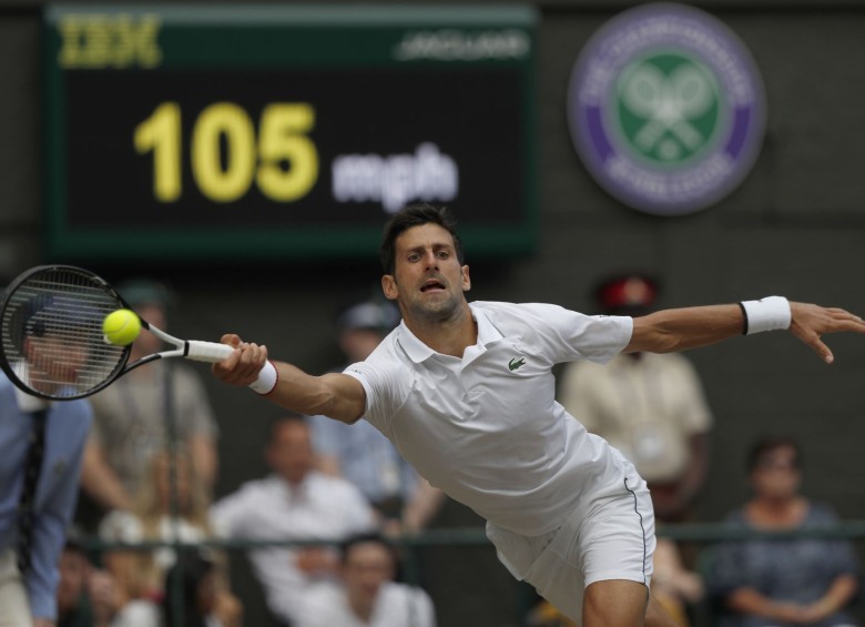 Novak Djokovic campeón de Wimbledon en las ediciones de 2018 y 2019, no podrá defender su corona, ya que es probable que este miércoles se anuncie la cancelación del certamen en su edición de 2020. FOTO AFP