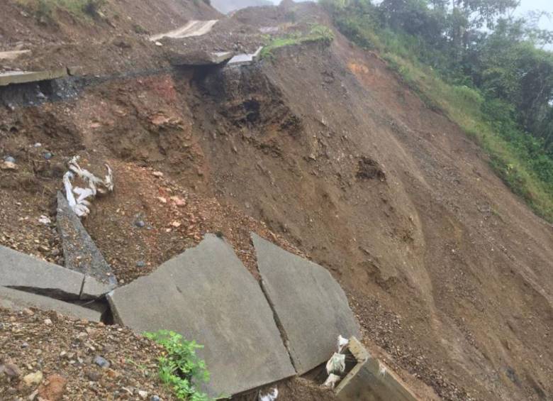 Este es el estado actual de la vía que comunica a San José del Palmar con Cartago. FOTO CORTESÍA ALCALDÍA