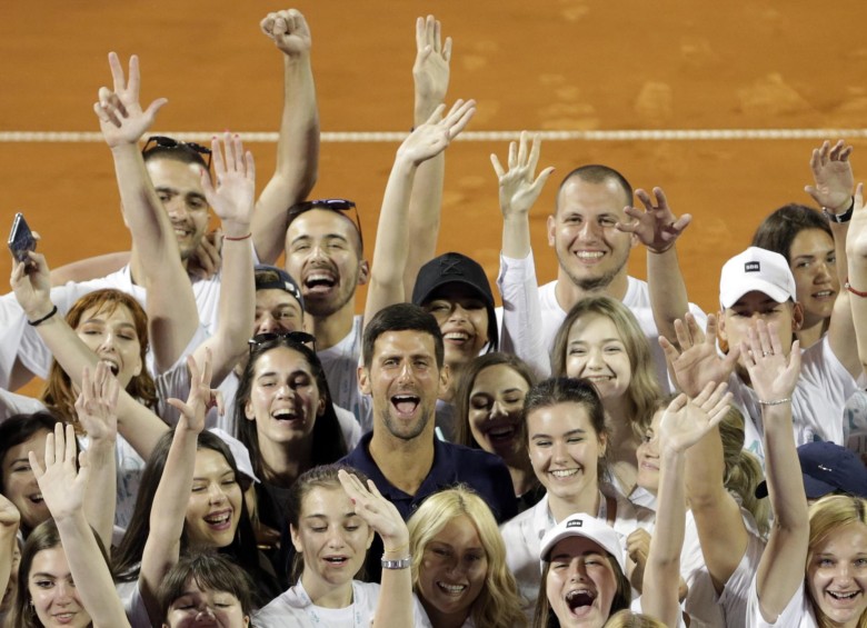Novak Djokovic posa para una foto con voluntarios en el torneo de tenis Adria Tour en Belgrado, Serbia, el 14 de junio de 2020. FOTO EFE