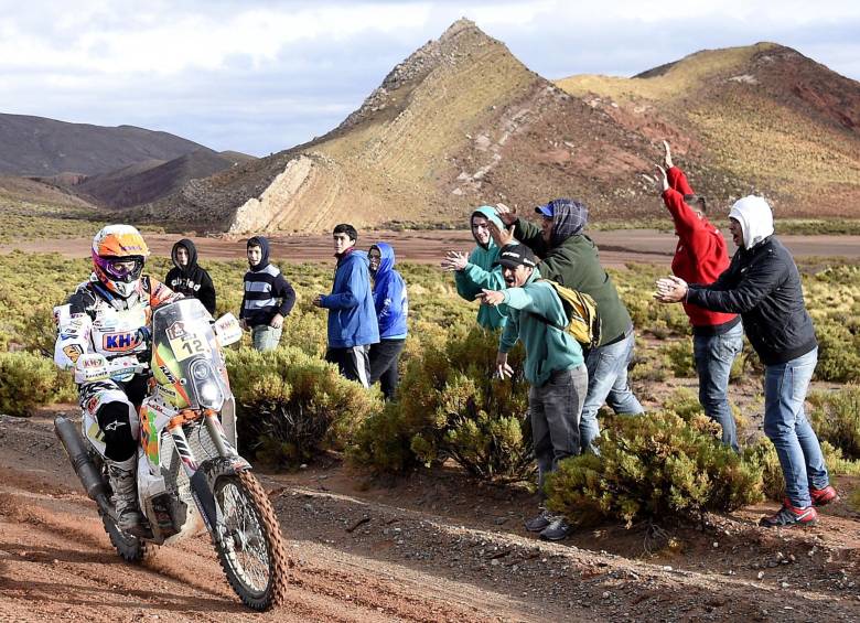 Mientras la gente anima el paso de los corredores, estos ni siquiera tienen tiempo para brindarles un saludo.