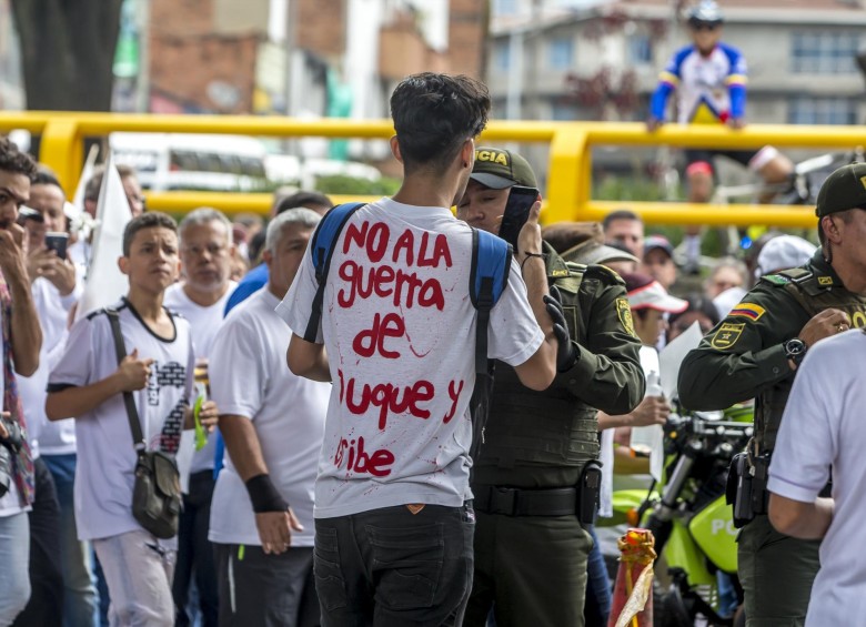 El lunar negro de la marcha la protagonizaron algunos manifestantes que agredieron a un joven por el mensaje que llevaba en su camiseta. Foto Juan Antonio Sánchez