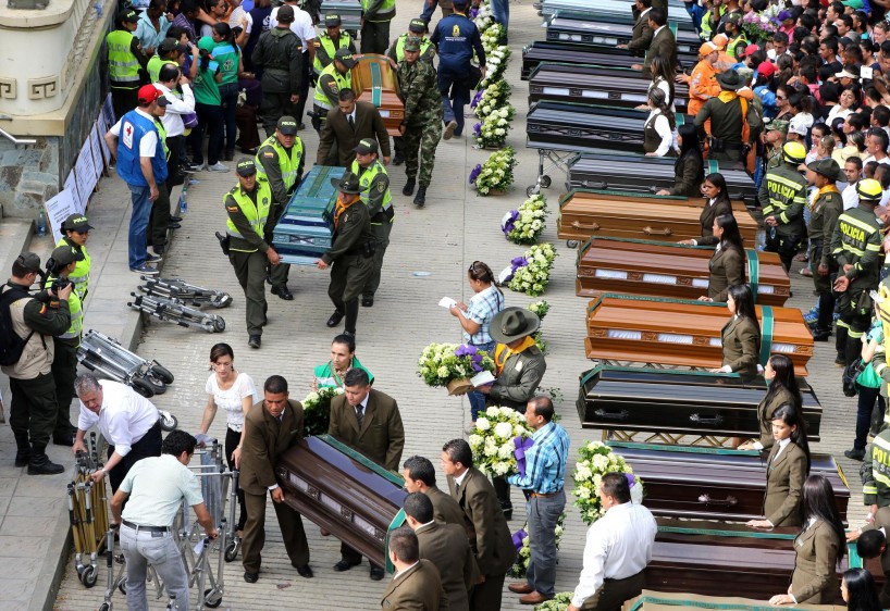Al terminar la misa los cuerpos de las víctimas fueron llevadas al cementerio municipal para darle cristiana sepultura. FOTO Julio César Herrera