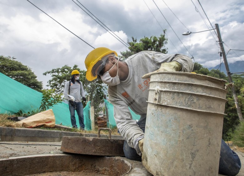 La reactivación de obras públicas en Itagüí incluyó el alcantarillado en vía pública del sector La María, además de otros cinco proyectos, dos de ellos del Área Metropolitana. FOTO camilo suárez