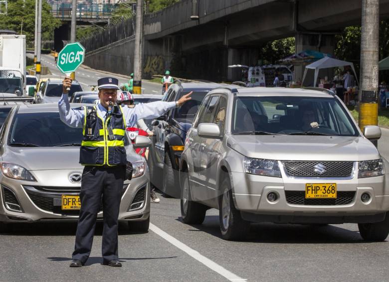 Medellín cuenta con 580 agentes de tránsito, 70 de ellos se dedican a oficios diferentes al control de las vías como funciones judiciales, atención de quejas y reclamos, presencia en corregimientos y temas ambientales. FOTO Julio Cesar Herrera