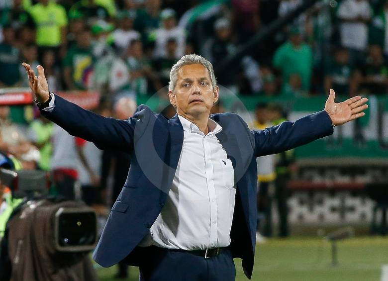El técnico Reinaldo Rueda busca dejar definidos varios temas esta semana, antes de su cirugía. Ha descansado muy poco por el permanente contacto con los dirigentes. FOTO ROBINSON SÁENZ