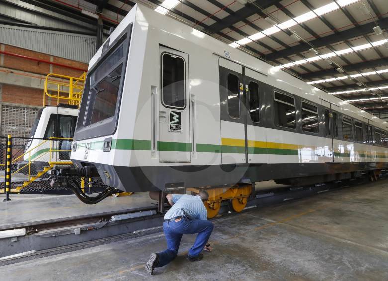 El nuevo desarrollo permite agilizar el mantenimiento en las ruedas de los trenes del Metro de Medellín. FOTO Manuel Saldarriaga
