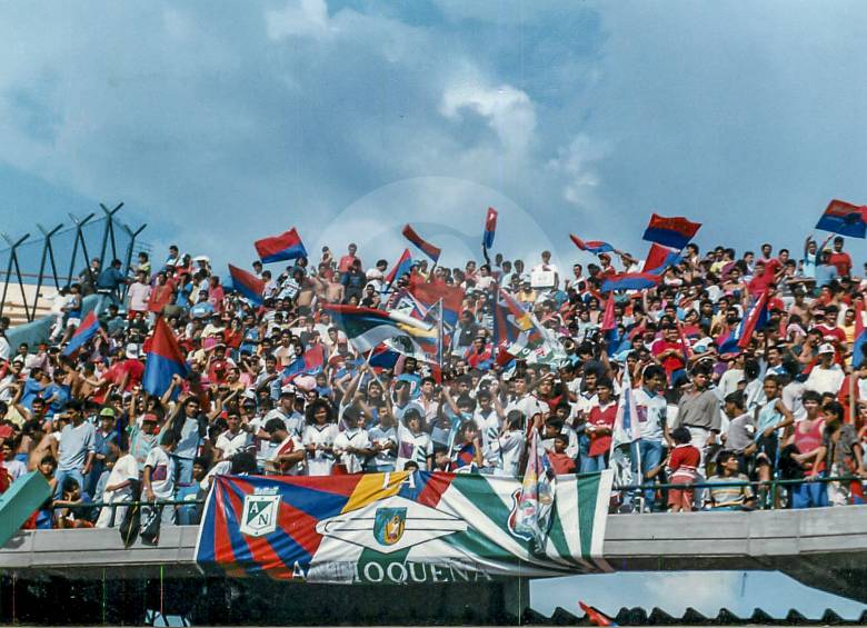 Fútbol de antaño (años 80 del torneo local), de grandes figuras y de comunión entre hinchadas. FOTO archivo