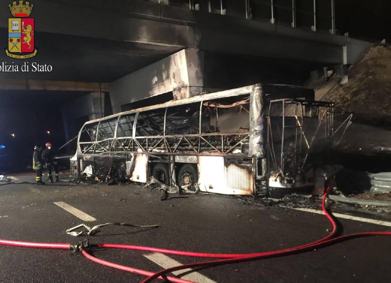 Dieciséis personas mueren en incendio de un autobús en Italia 