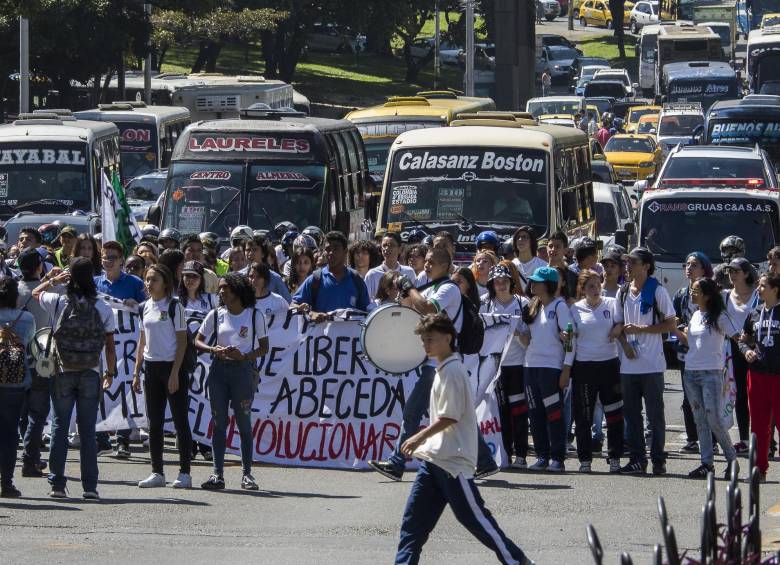 Marcha de estudiantes y maestros por las calles del centro de Medellín. Foto: Robinson Sáenz Vargas