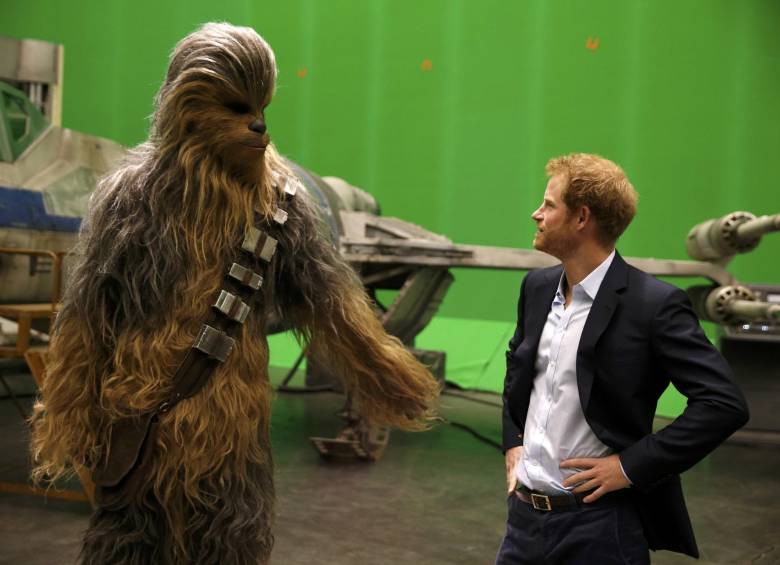 La visita fue en los estudios Pinewood, al oeste de Londres.FOTO Reuters