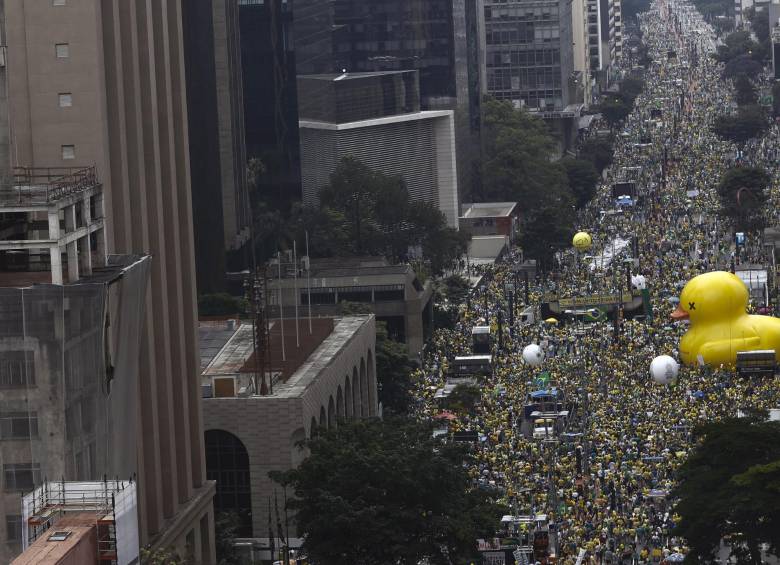 Miles de brasileños protestan para exigir renuncia de Dilma