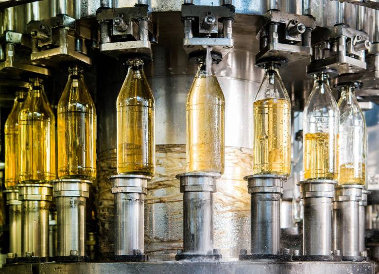 De acuerdo con la propuesta que se espera sea discutida entre hoy y mañana, la medida sobre gaseosas y cervezas generaría cerca de 960 mil millones de pesos. FOTOIlustración Shutterstock