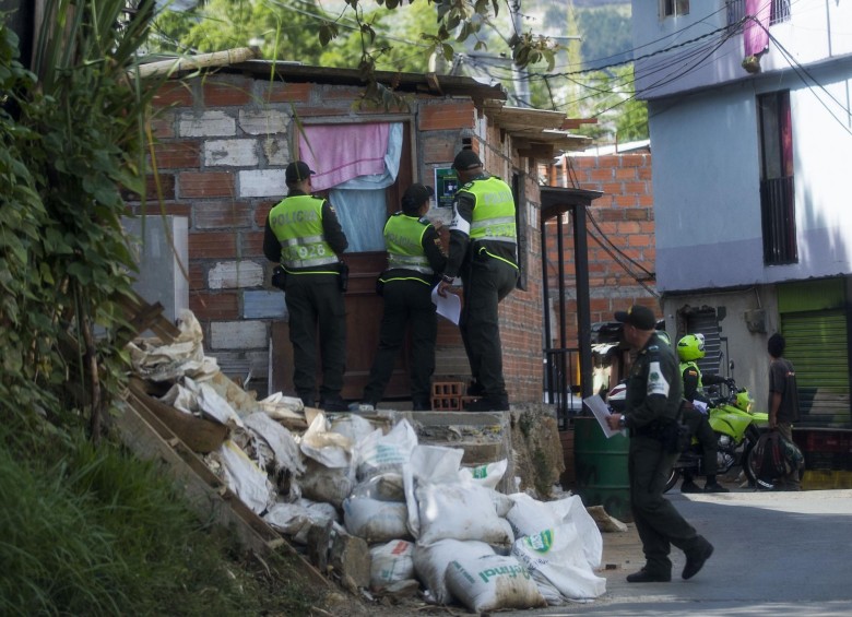 El asentamiento Esfuerzos de paz 1, cerca al camposanto de Villatina, está lleno de carteles con información sobre Marlon Andrés Cuesta. FOTOS JULIO CÉSAR HERRERA