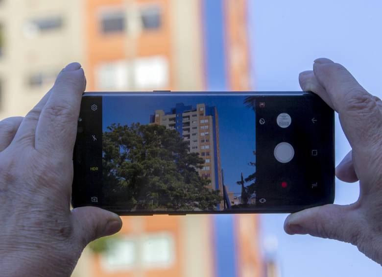 En la decisión de compra de un teléfono, cada vez pesan más las cámaras. Así lo señala un estudio de la compañía de investigación de mercados, Deloitte. FOTO juan a. sánchez.