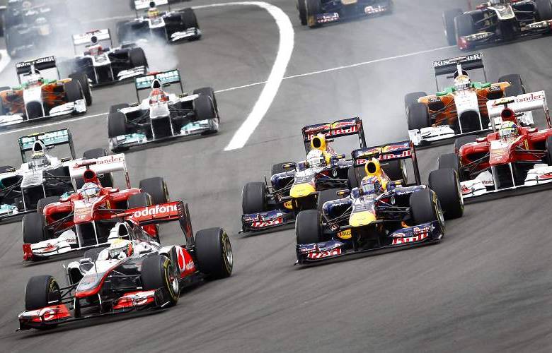 Reuters - Hamilton arranc&#243; segundo, pero le arrebat&#243; la punta a Webber luego de la primera curva.