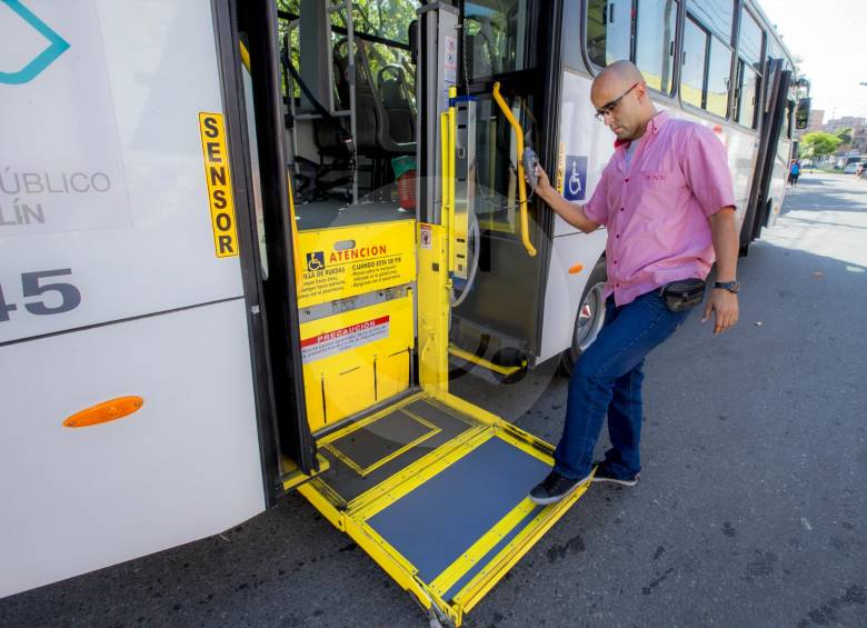 Los conductores están siendo capacitados tanto en el uso del equipamiento como en el trato y atención a los pasajeros con movilidad reducida. FOTO juan antonio sánchez