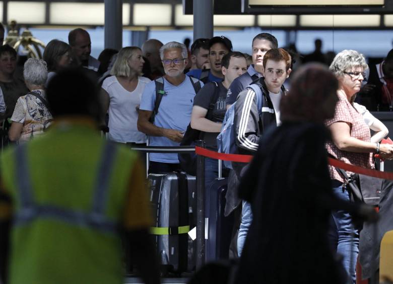 En aeropuertos donde operan las 125 aerolíneas que disponen el software Amadeus se registran largas filas. FOTO: EFE 