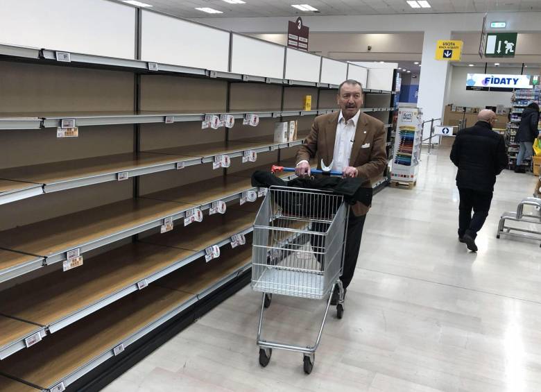 Los productos en los supermercados escasean en Italia. FOTO: EFE