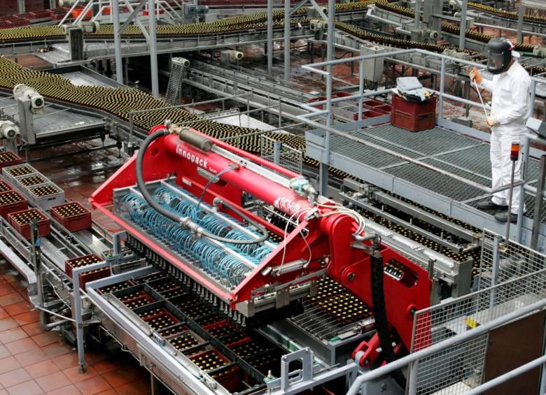 Anheuser-Busch InBev, que fabrica las marcas Budweiser y Corona, confirmó que ha iniciado una aproximación para una posible oferta de compra sobre su rival SABMiller. FOTO Reuters