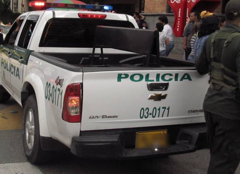 Los dos policías se trasladaban a verificar la detonación de un artefacto de bajo poder contra una torre de energía de la región. FOTO Archivo 