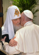 El papa y el patriarca se saludaron con un abrazo y tres besos, como manda la tradición rusa entre amigos; un gesto significativo que refleja el talante dialogante y conciliador de Kiril y Francisco. FOTO AP