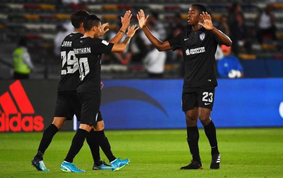 El defensa colombiano Óscar Murillo festejó con sus compañeros el tercer lugar en el Mundial de Clubes. FOTO efe