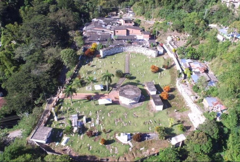 Vista aérea del cementerio La Merced, en Dabeiba, occidente de Antioquia. FOTO CORTESÍA JEP