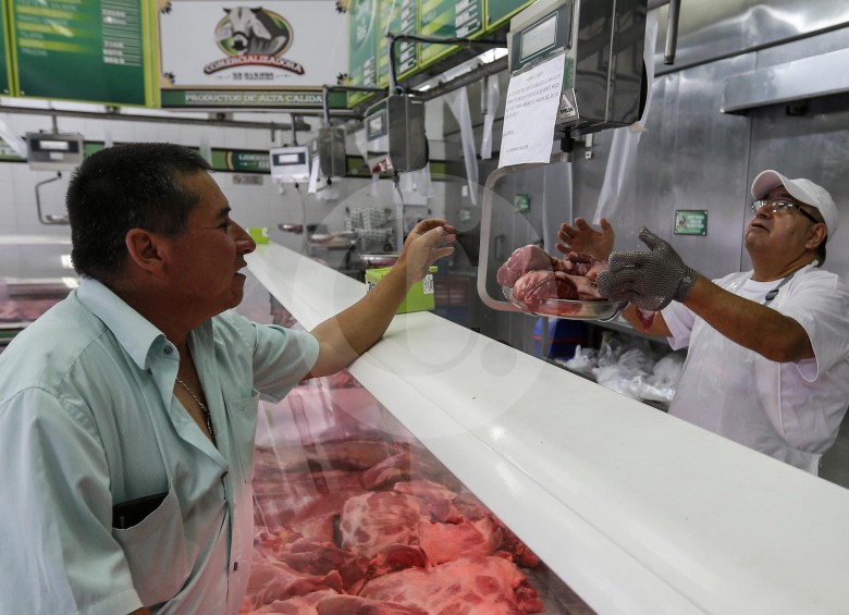 Debido a un menor consumo de carne de res por temores de los consumidores, vendedores antioqueños están optando por bajar el sacrificio de ganado, para evitar pérdidas. FOTO Jaime Pérez