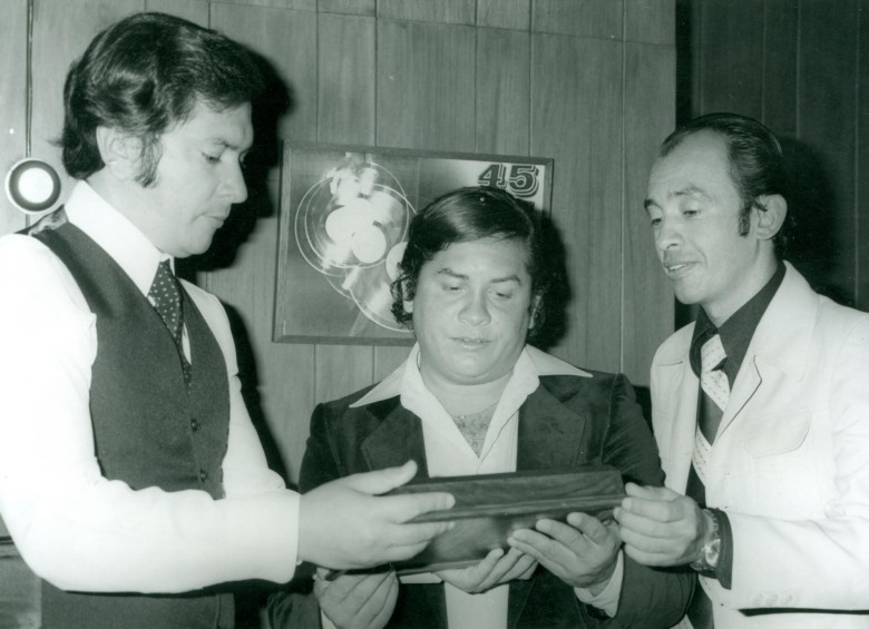 Rodolfo Aicardi recibe el ‘Disco de oro’ como el mejor vendedor de discos del año (1982). Foto: Archivo