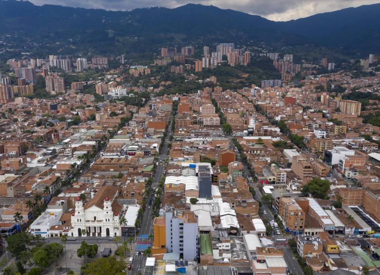 El alcalde de Envigado, Braulio Espinosa, pidió a la comunidad no bajar la guardia, pues “esta pandemia sigue cobrando vidas”. FOTO MANUEL SALDARRIAGA